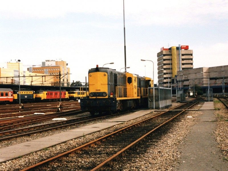 2466 und eine Schwestermaschine auf Bahnhof Groningen am 10-10-1987 ( NS Open dag ). Bild und scan: Date Jan de Vries. 