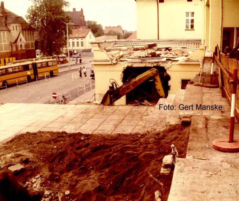 24.9.1989 Unfall auf Bf. Bernau. Tfzf berfuhr Gleisabschlu und strzte in die Fka Bernau. BR 277. Aufrumungsarbeiten am Tag danach.