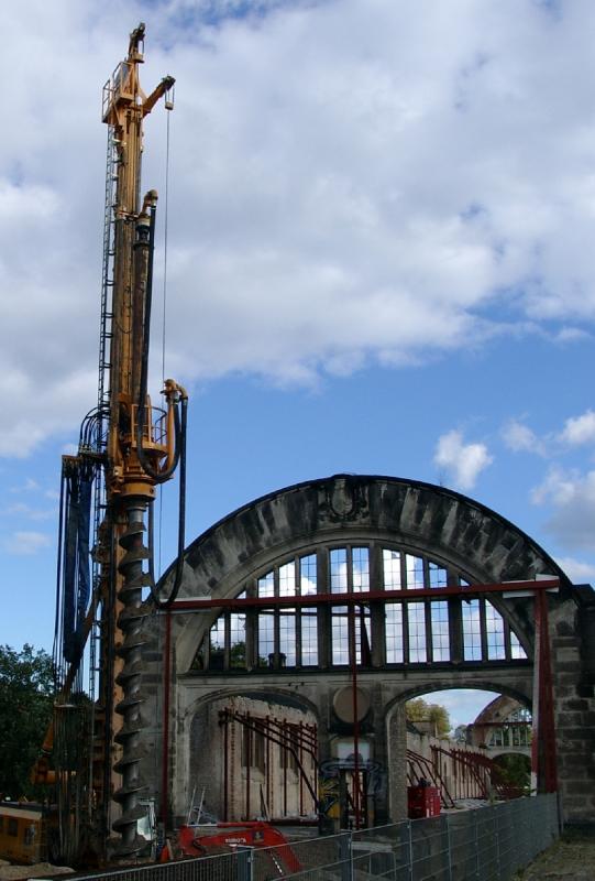 24.9.2003 Bahnhof Potsdam Park Sanssouci, fr�her Wildpark. Der Abri� des alten Kaiserbahnhofes hat begonnen. Am westlichen Portal werden zur Baustellensicherung Bohrpf�hle eingebracht. Inzwischen ist der neue Kaiserbahnhof fertiggestellt. Zwei historische Reisezugwagen wurden bereits im Februar 2005 �berf�hrt und stehen gegen Baustaub gesch�tzt in Noppenfolie verpackt in der Halle.