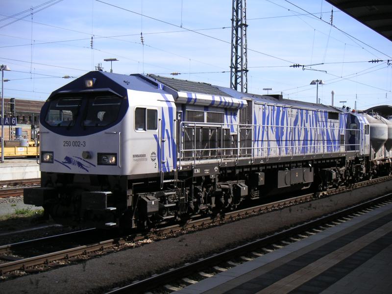 250 002 zieht am 17.09.2004 einen Gterzug durch den BHF Bamberg