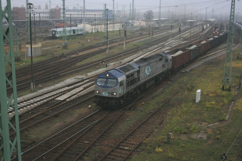 250 007 - 2 am 05.11.2008 bei Ausfahrt aus dem Bahnhof Cottbus