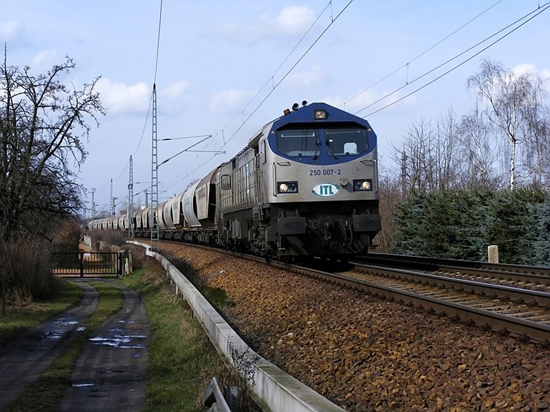 250 007-2 der ITL bei Dresden-Stetzsch am 14.3.2009.