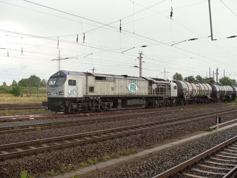 250 007-2 der ITL mit einem Ganzzug Kesselwagen in Magdeburg-Rothensee bei (alb)traumhaften Wetter am 08.07.2009.