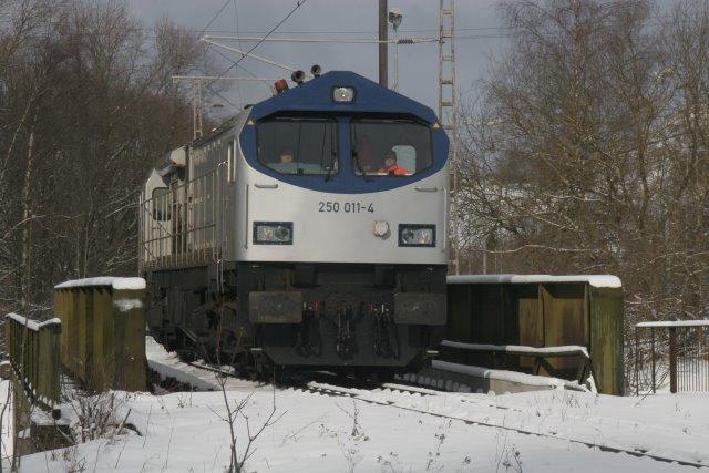 250 011 am 09.02.2006 beim Verlassen des Kalkwerks  Kaltes Tal .