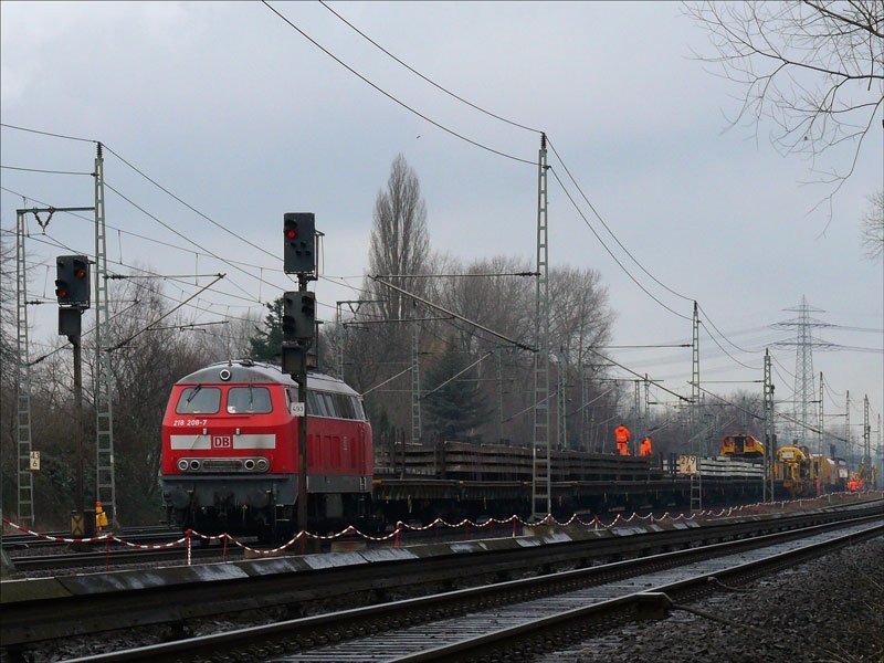 250.000 Schwellen sollen vom 1. Mrz bis 13. Juni zwischen Berlin und Hamburg ausgewechselt werden. Ein Bauzug mit 218 208 steht am 10.03.2009 auf dem in Richtung Hamburg fhrenden Fernbahngleis zwischen Billwerder-Moorfleet und Tiefstack.