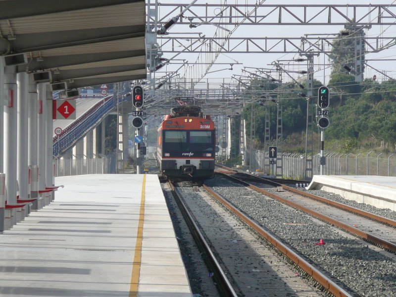 25.02.09,Triebzug der Baureihe 470 auf der Fahrt von Cdiz nach Sevilla hat Einfahrt in den Bahnhof San Fernando-Bhia Sur in Andalusien/Spanien.