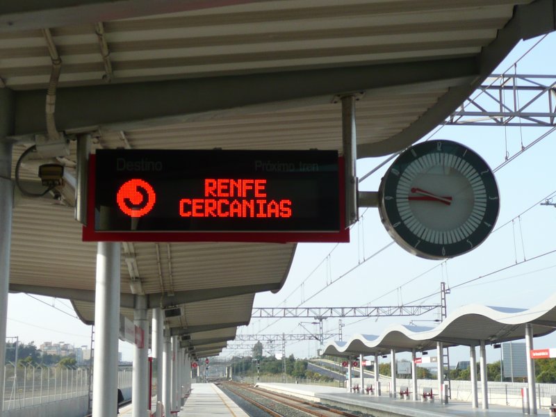 25.02.09,Zugzielanzeiger auf dem Bahnhof San Fernando-Bhia Sur in Andalusien/Spanien.