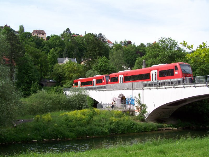 25.05.08, Zwei 650er Triebwagen berqueren grade die Schlobergbrcke in Tbingen auf dem Weg nach Herrenberg.