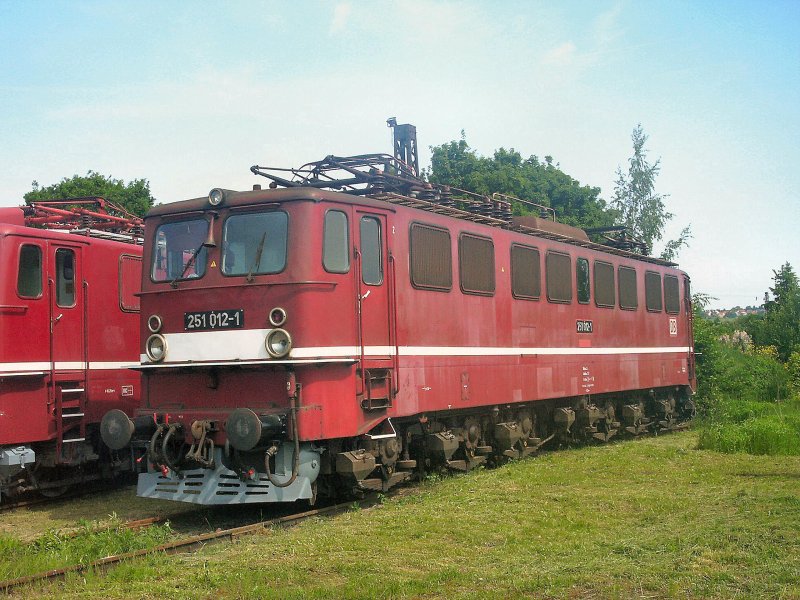 251 012-1 der DR verkehrte auf der Rbelandbahn, hier 2003 auf dem gelnde des ehemaligen Bw Weimar. Leider waren 2003 keine Oberleitungen vorhanden.