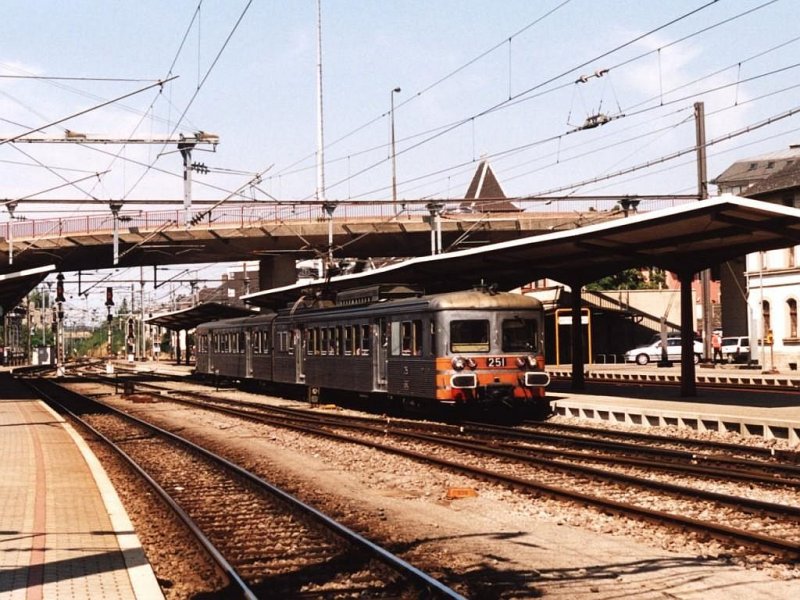 251 mit RB 6126 Bettembourg-Volmerange-les-Mines (F) auf Bahnhof Bettembourg am 24-7-2004. Bild und scan: Date Jan de Vries.
