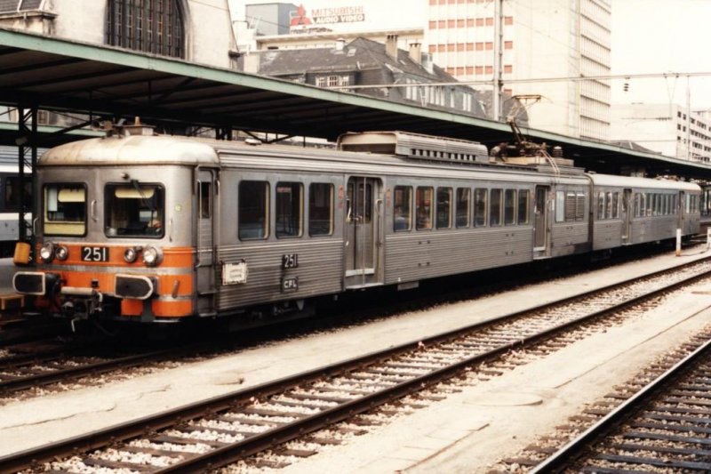 251 mit Zug 7357 Luxembourg-Rodange auf Bahnhof Luxembourg am 6-8-1994. Bild und scan: Date Jan de Vries.