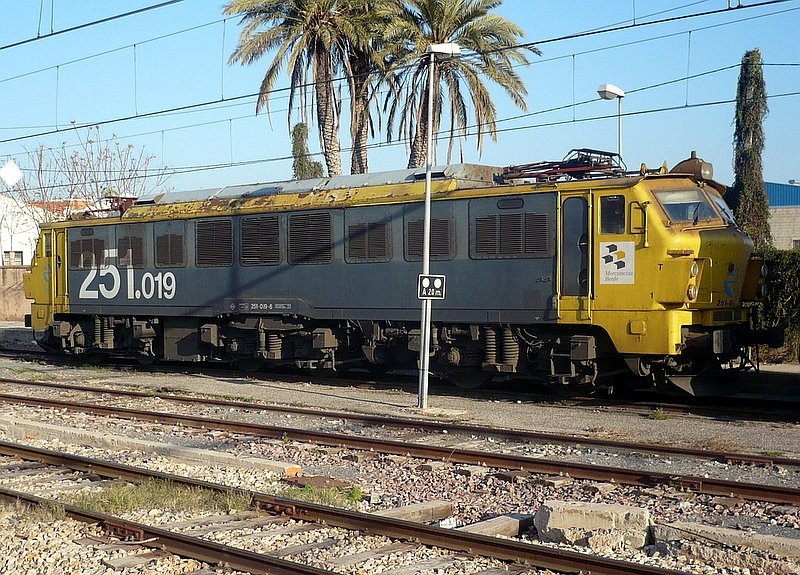 251.019 am 30.11.2007 abgestellt im Bahnhof Sagunt, Strecke Valencia - Barcelona.