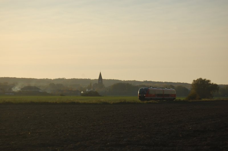 25.10.2008 RE8 von Wismar nach Rostock unterwegs, im Hintergrund Parkentin.