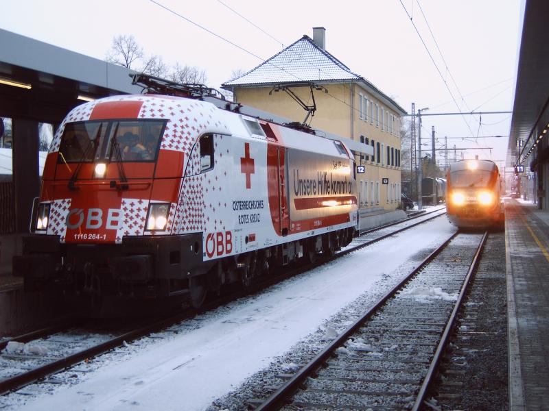 25.11.2005: Offizielle Erffnung vom neuen Hauptbahnhof in Wels.
Zu diesem Anlass war 1116.264-1 von aussen und innen zu begutachten. Auch im Bild eine Dieselgarnitur der Reihe 5022 mit der Schnupperfahrten durchgefhrt wurden.