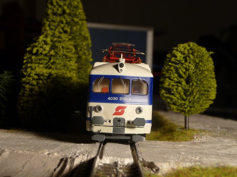 25.12.2008: Seit gestern ist auch eine 4030-Garnitur auf meiner Anlage unterwegs. Das Foto zeigt die Front des Triebkopfes 4030 315-8.