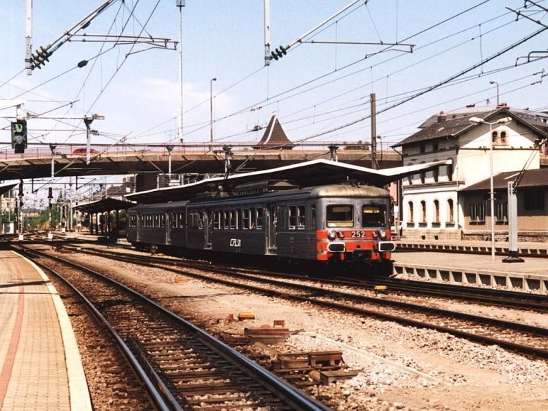 252 mit RB 6125 Bettembourg-Volmerange-les-Mines (F) auf Bahnhof Bettembourg am 24-7-2004. Bild und scan: Date Jan de Vries.