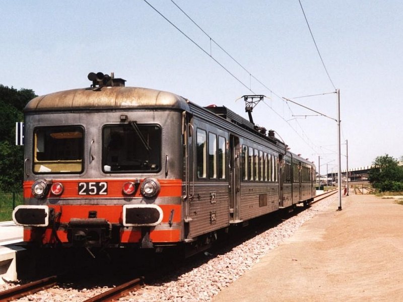 252 mit RB 6171 Volmerange-les-Mines-Bettembourg auf Bahnhof Volmerange-les-Mines (La France) am 24-7-2004. Bild und scan: Date Jan de Vries.