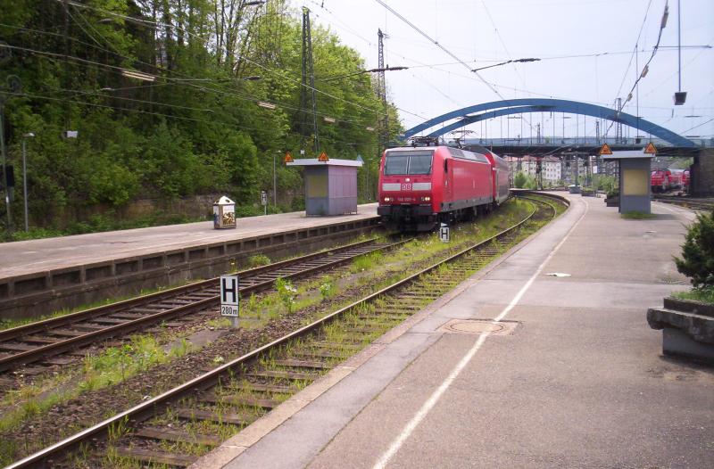 2.5.2005. 146 029-4 wird als RE 1  NRW-Express  in Aachen an gleis 8 bereit gestellt und fhrt nach ca. 15 Minuten Wartezeit Richtung Hamm(Westf) ber Dren, Kln, Dsseldorf, Duisburg, Essen, Dortmund und Kamen.