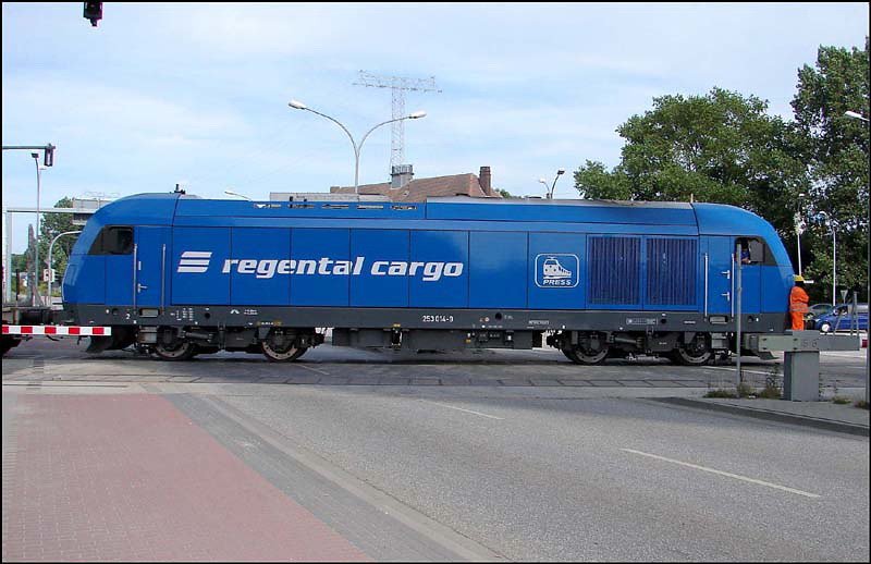 253 014-9 rangiert vor dem Seehafen Stralsund. Hier berquert sie gerade den B Werftstrasse. (Einfahrt zum Seehafen-Sd)      (am 31.07.06) 