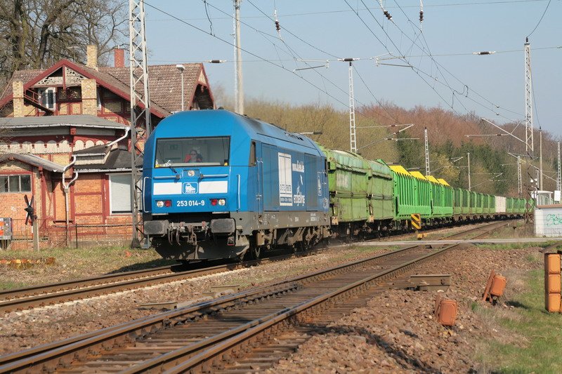 253 014 der Pressnitztalbahn fhrt mit leerem Holzzug durch Lbstorf Richtung Schwerin. 02.04.2009
