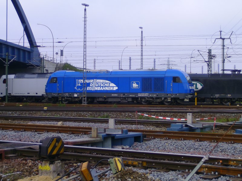 253 015 - 8 der Pressnitztalbahn mit Aufschrift 1835 - 2010 175 Jahre deutsche Eisenbahnen. Die Lok trgt noch folgende Nummern am Rahmen: 9480 0253 015 - 2 und 92 80 1223 052-2 D-Press. Aufgenommen am 23.04.2009 in Hamburg - Altenwerder. Leider konnte ich die blde Laterne vor der Lok nicht vermeiden.