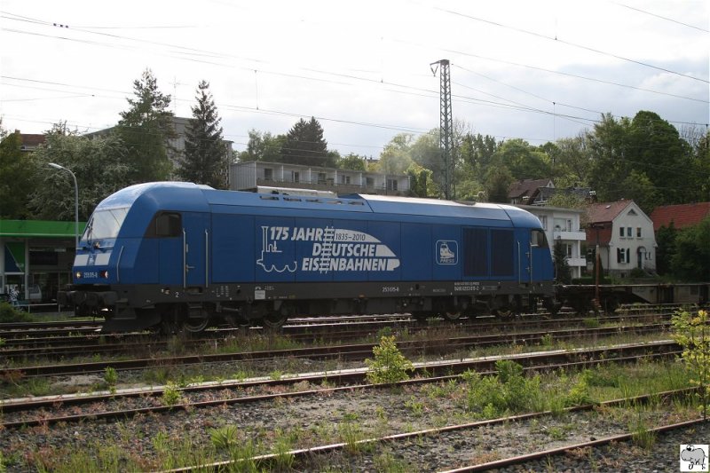 253 015-8 der Pressnitztalbahn verlsst nach der Streckenfreigabe mit einen Containerzug den Coburger Gterbahnhof in Richtung Lichtenfels. Die Aufnahme entstand am 04. Mai 2009 um ca. 19.30 Uhr.