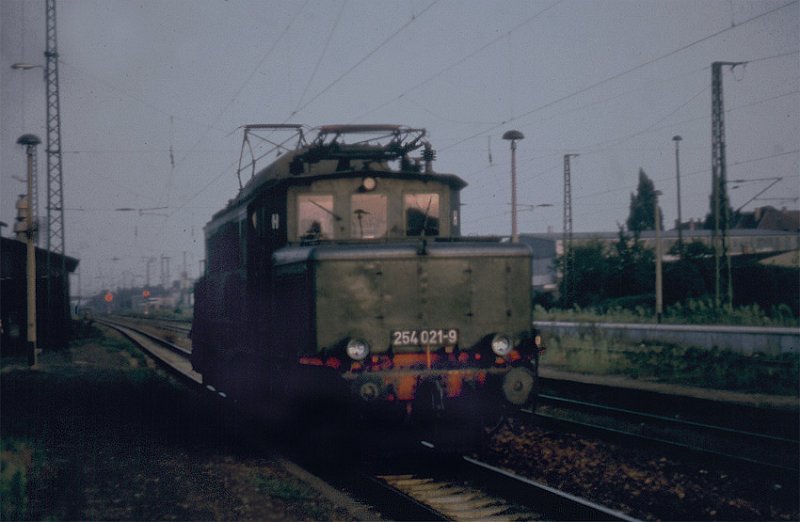 254 021 vom Bw Halle, whrend einer Lz Fahrt nach Magdeburg.
Aufn. 1971.