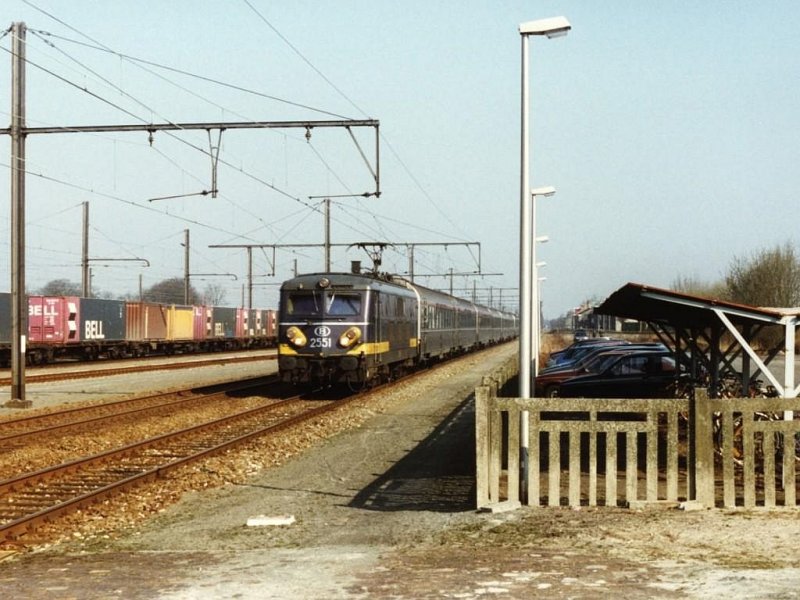 2551 mit EC 82 'Etoile du Nord' Amsterdam-Paris Nord auf Bahnhof Essen am 3-4-1996. Bild und scan: Date Jan de Vries.