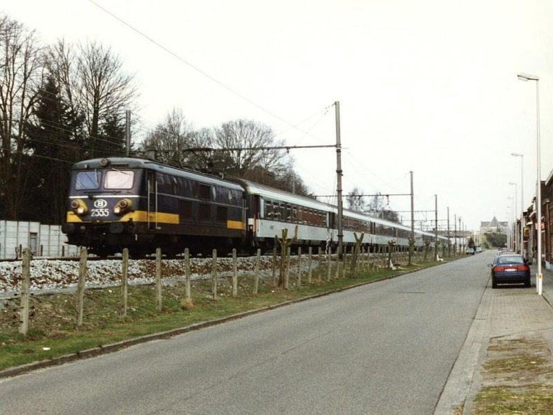 2555 mit IR 284 Amsterdam CS-Paris Nord in Essen am 3-4-1996. Bild und scan: Date Jan de Vries.