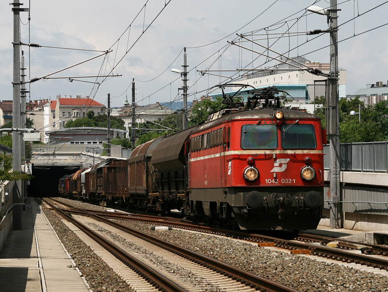 25.6.09 Die Baureihe 1042 besitzt, wegen der nur noch geringen Stckzahl, keine Planleitungen mehr sondern wird nur spontan eingesetzt, ein Revival erlebten die noch vorhanden 1042er nach dem Blitzeinschlag in das Stellwerk Senbrunn. Hier wurden die Loks fr Vorspann und Schiebeleistungen verwendet, des fteren waren sie auch vor Gterzgen zu sehen, wie hier die 1042 032 am NG 64241 mit +87min von Strasshof nach Kledering.