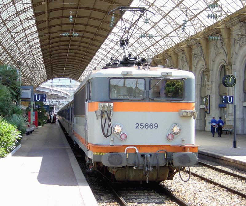 25669 mit Nahverkehrszug bereit zur Ausfahrt in Richtung Marseille gegen 12:00 Uhr im Bahnhof Nizza, 1. Juni 2002
