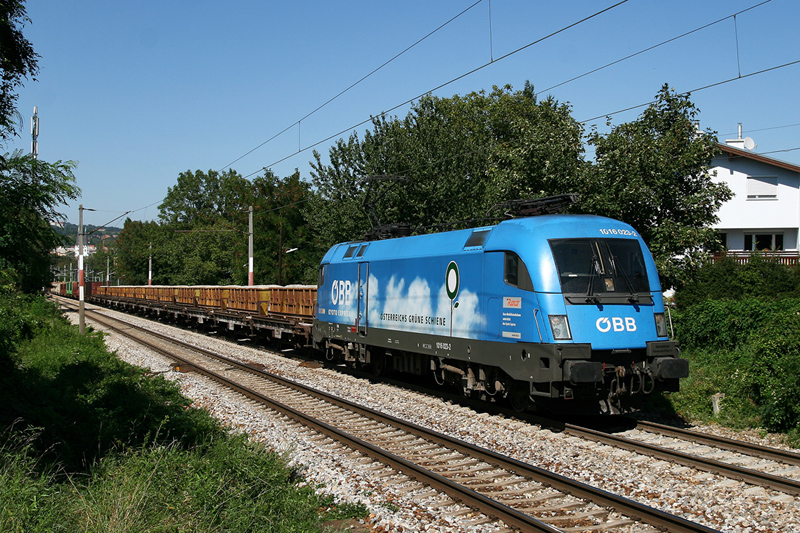 25.8.09 Die lteste Werbelok einmal vor einem Gterzug....
Sie kurvt schon lange im Kyoto Design herum, trotzdem gelang es mir nie, sie unter normalen Bedingungen abzulichten! Heute bespannt die 1016 023 den DG 54001 von St. Plten nach Kledering und konnte auf der Verbindungsbahn im besten Licht fotografiert werden.