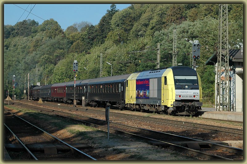 25.9.2006 - letzter Tag der IGE Veranstaltung  Dampflokfestival im Weinviertel . Nach der Scheinan(ein)fahrt in Rekawinkel, zog 20 006 den Zug wieder in den Bahnhof zurck. In Melk ging dann die Dampflok 919.138 vom Zug, und 20 006 bespannte den Zug alleine zurck nach Hersbruck in Deutschland.