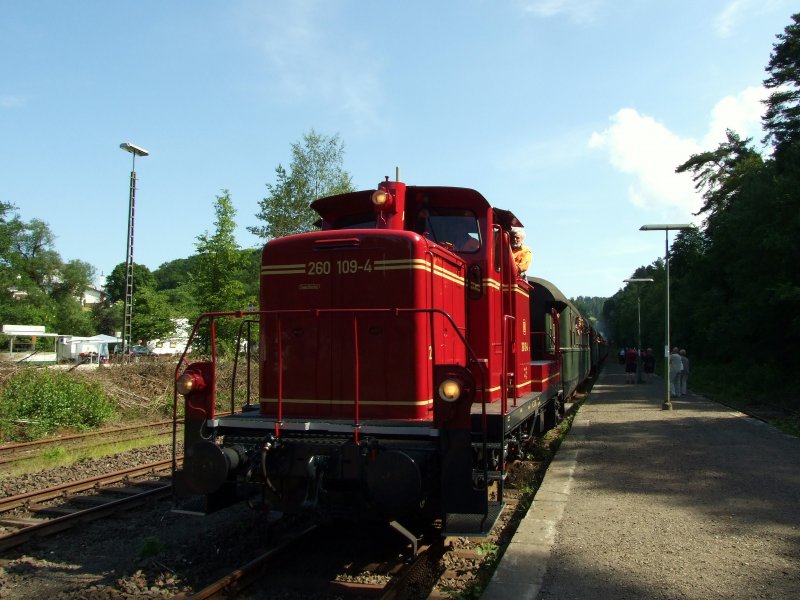 260 109-4 erreicht mit dem Dampfpendelzug von Siershahn nach Grenzau den Bahnhof Grenzau.Am anderen Ende hngt die 50 3552.Der Grund fr die Pendelfahrten war die Teilerffnung der Brexbachtalbahn.Grenzau 1.6.09