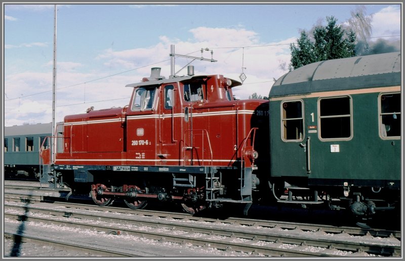 260 170-6 rangiert einen 1.Klasse Wagen in Konstanz. (Archiv 11/75)