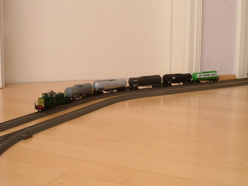 260.016 der SNCB/NMBS zieht einen kurzen Gterzug bestehend aus 5 Kesselwagen.