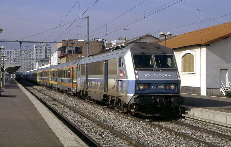 26005 verlt mit Zug Corail Teoz 5980 nach Paris Clermont-Ferrand, 15.03.2006 (Scan vom Dia)