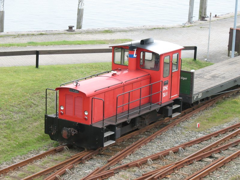 26.07.2007: K 1 der Inselbahn Langeoog wartet vor einem Gterzug im Hafenbahnhof der Insel auf die Beladung