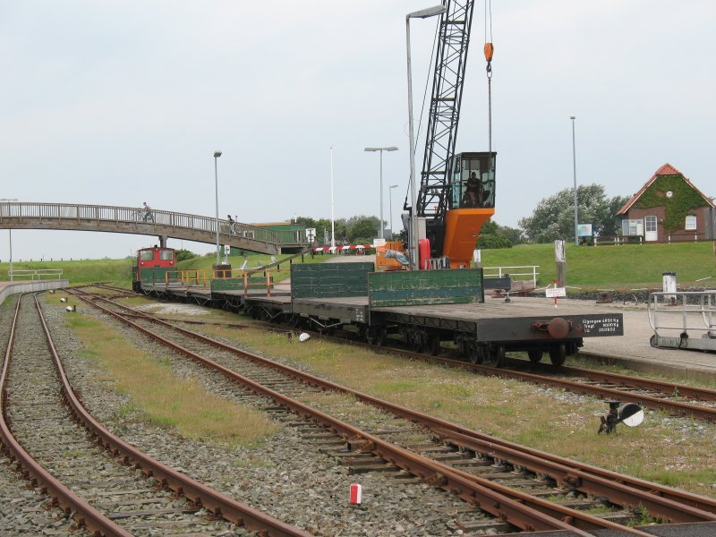 26.07.2007: K 1 der Inselbahn Langeoog wartet vor einem Gterzug im Hafenbahnhof der Insel auf die Beladung
