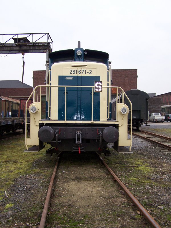 261 671-2 am 28.01.2008 pausiert im ehem. Bw Gelsenkirchen-Bismarck. Aufgenommen habe ich die Lokomotive vor der  V-Halle , in der die Historische Eisenbahn Gelsenkirchen (HEG) heimisch ist.