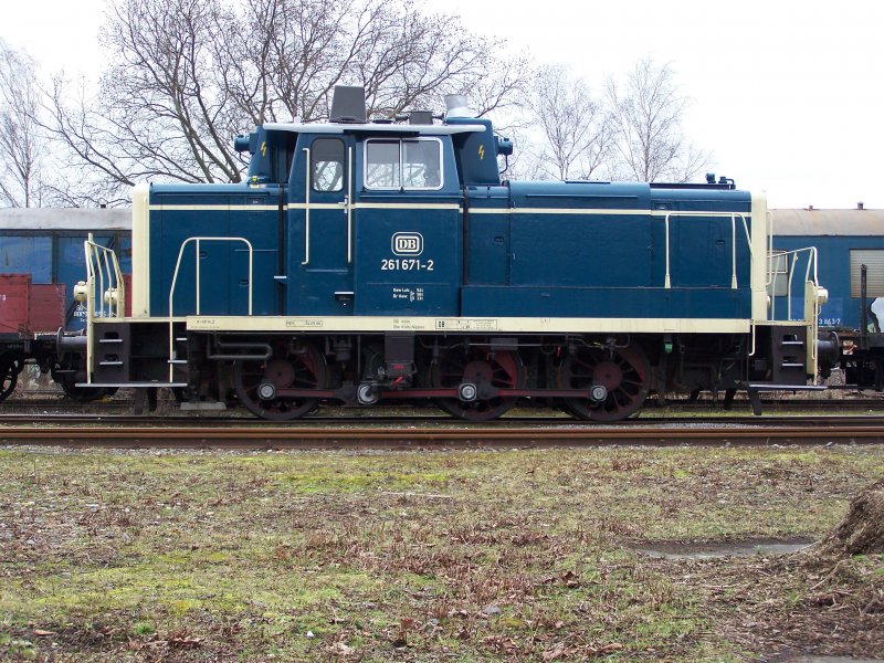 261 671-2 am 28.01.2008 pausiert im ehem. Bw Gelsenkirchen-Bismarck. Aufgenommen habe ich die Lokomotive vor der  V-Halle , in der die Historische Eisenbahn Gelsenkirchen (HEG) heimisch ist.