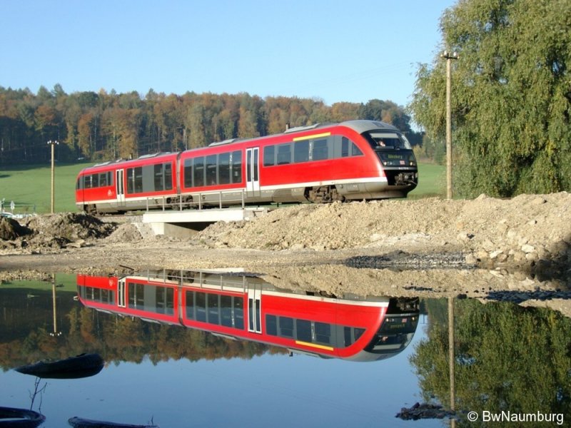 26.10.2006  642 711 spiegelt sich bei Billenhausen in der Baustellenpftze.