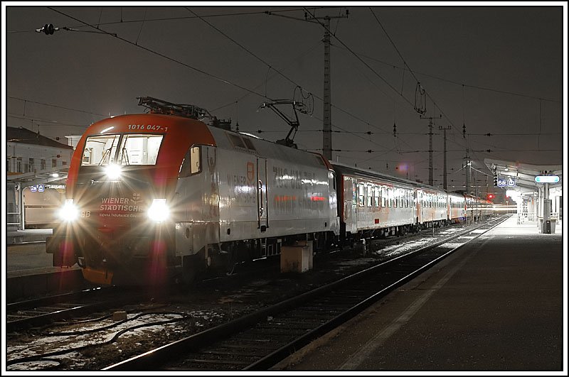 26.1.2007: IC 612 von Graz nach Salzburg, freitags normalerweise mit 2 4010er Garnituren, wurde am Freitag bis Selztal zustzlich statt der zweiten 4010er Garnitur mit 1016 047 (der neueste Werbetaurus der BB) und 3 CS Waggons gefhrt. (Graz, kurz vor der Abfahrt. Leider war die Maschine nicht richtig angeleuchtet. Daher die starke berstrahlung der Scheinwerfer wegen der langen Belichtungszeit.
