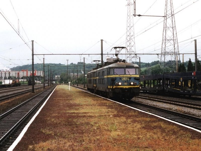 2614 und 2619 auf Bahnhof Bressoux am 16-5-2001. Bild und scan: Date Jan de Vries.