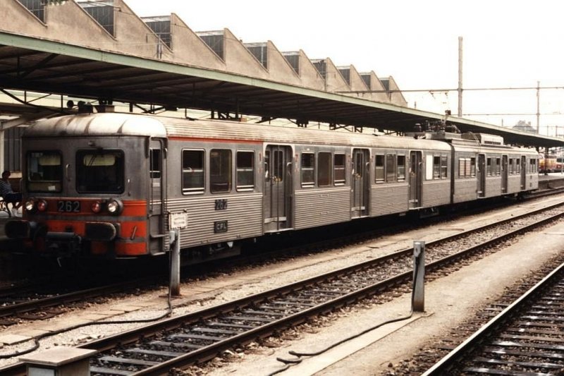 262 mit Zug 7356 Rodange-Luxembourg auf Bahnhof Luxembourg am 6-8-1994. Bild und scan: Date Jan de Vries.