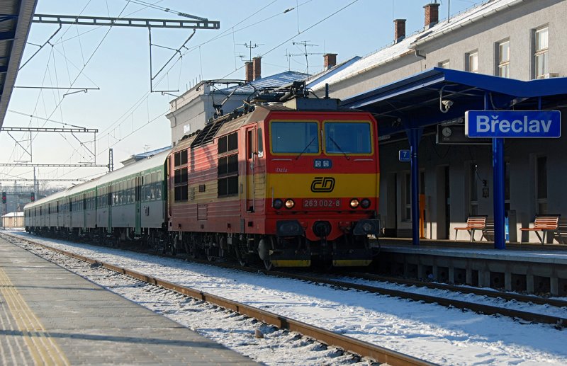 263 002-8  Dasa  vor dem OS 4277 nach Hodonin. Breclav, am 08.01.2009.