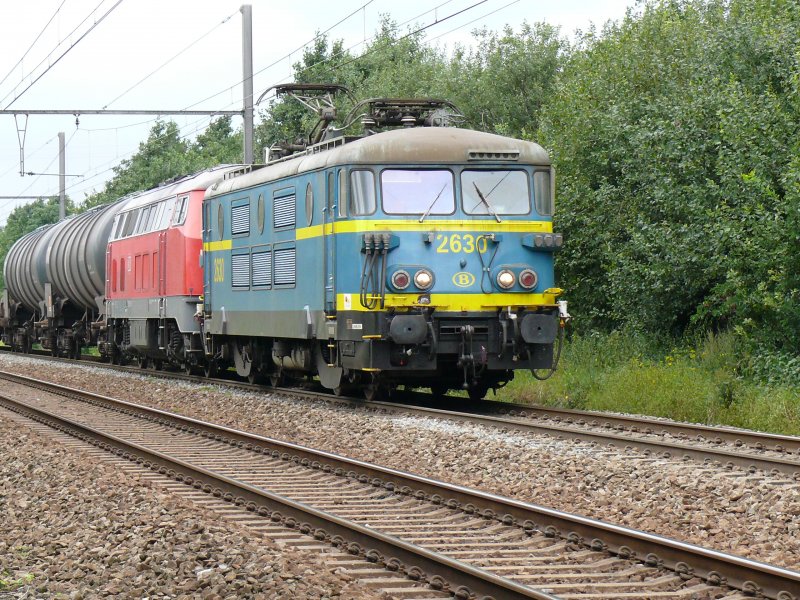 2630 zieht neben einem gemischten Gterzug auch eine Lok der BR 225, die zuvor in Belgien zum Einsatz gekommen ist, wieder Richtung Montzen und Weiterfahrt nach Aachen-West. Aufgenommen am 20/08/2008 bei Warsage.