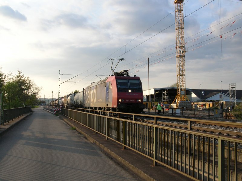 26.4.2008  19.26Uhr  Re482 032-0 mit gemischtem Gterzug in Eimeldingen gen Sden