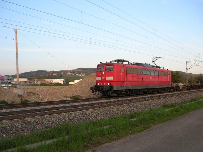 26.4.2008   20.04Uhr  Br151 046-0 mit dem Ambrogiozug in Eimeldingen gen Norden