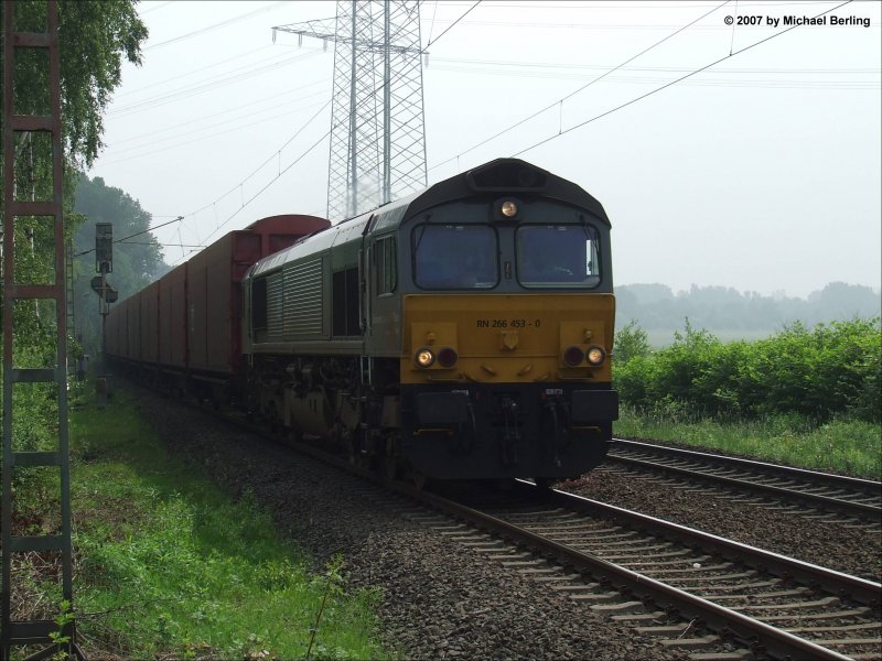 266 453-0 der Railion Niederlande passiert mit ihrem Opelzug den B Grimbergstr. in Gelsenkirchen. 22.5.07